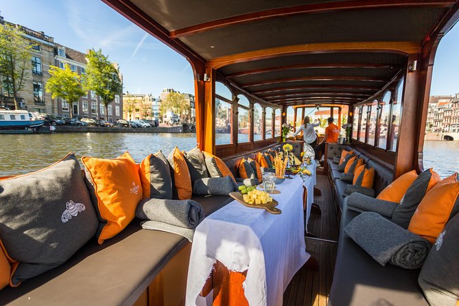 Amsterdam Classic Saloon Boat Cruise: Drinks and Cheese Option