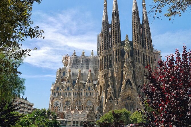 Sagrada Familia Fast-Track Guided Tour with Optional Tower Access